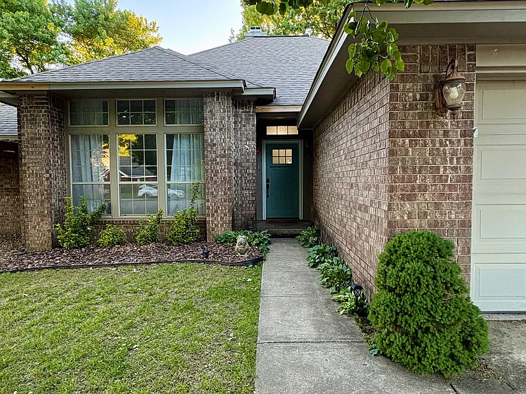 220 Bluff Dr — Photo 2
