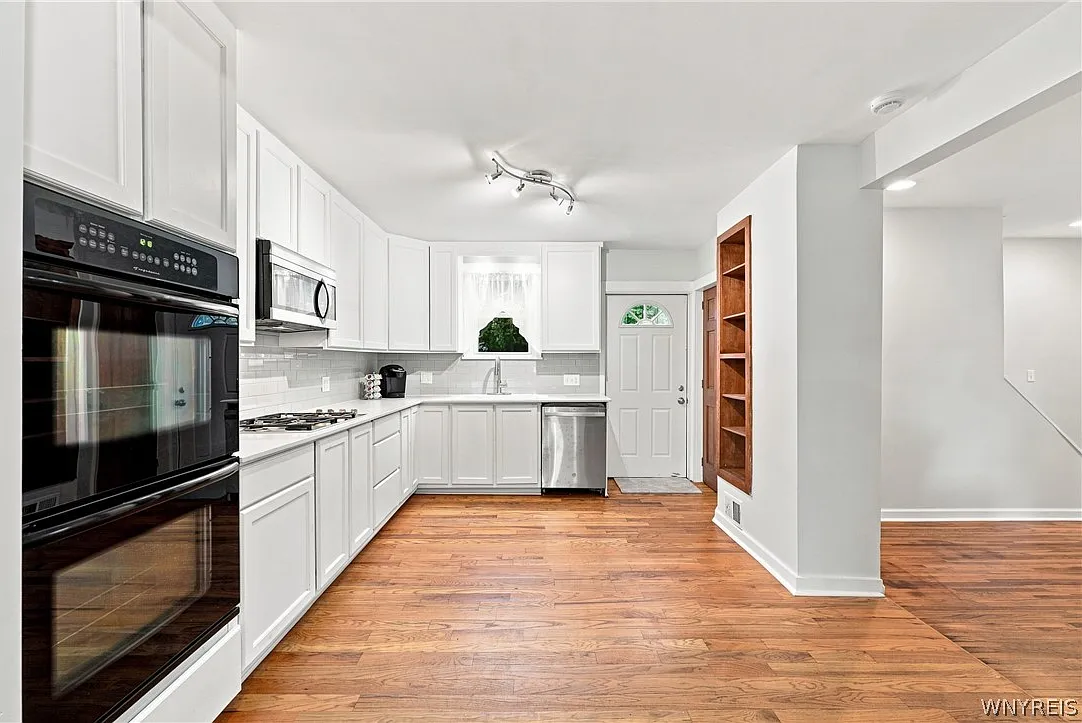 3 bed, 1.5 bath, 1208 sqft, $1,800 — Photo 3