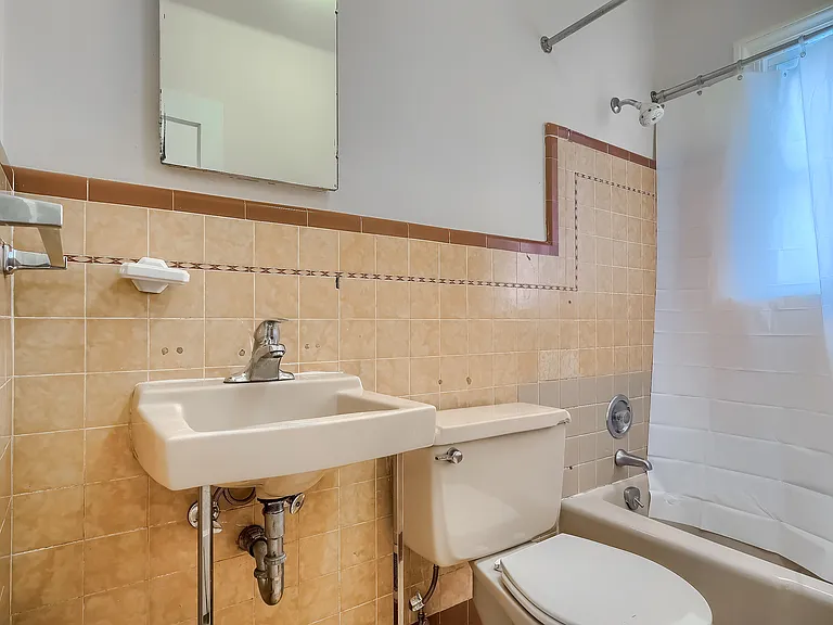 Mainfloor bathroom