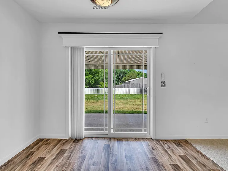 170 Travis St — Photo 32