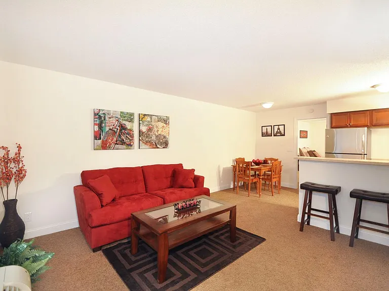 906 W Clark St — Photo 2