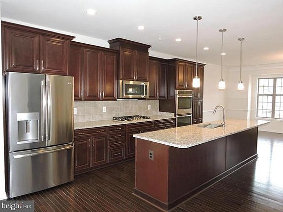 4th image of 43112 India Wharf Sq