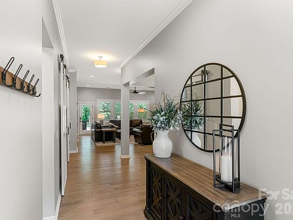 4th image of 378 Broadleaf Dr