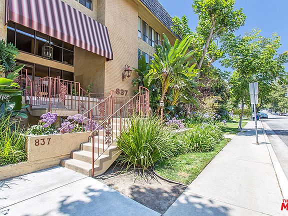 3rd image of 837 N West Knoll Dr APT 218