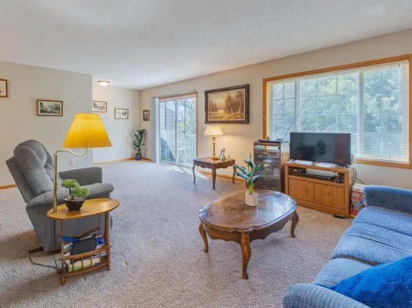 1555 County Road D E Unit B, Maplewood, MN 55109