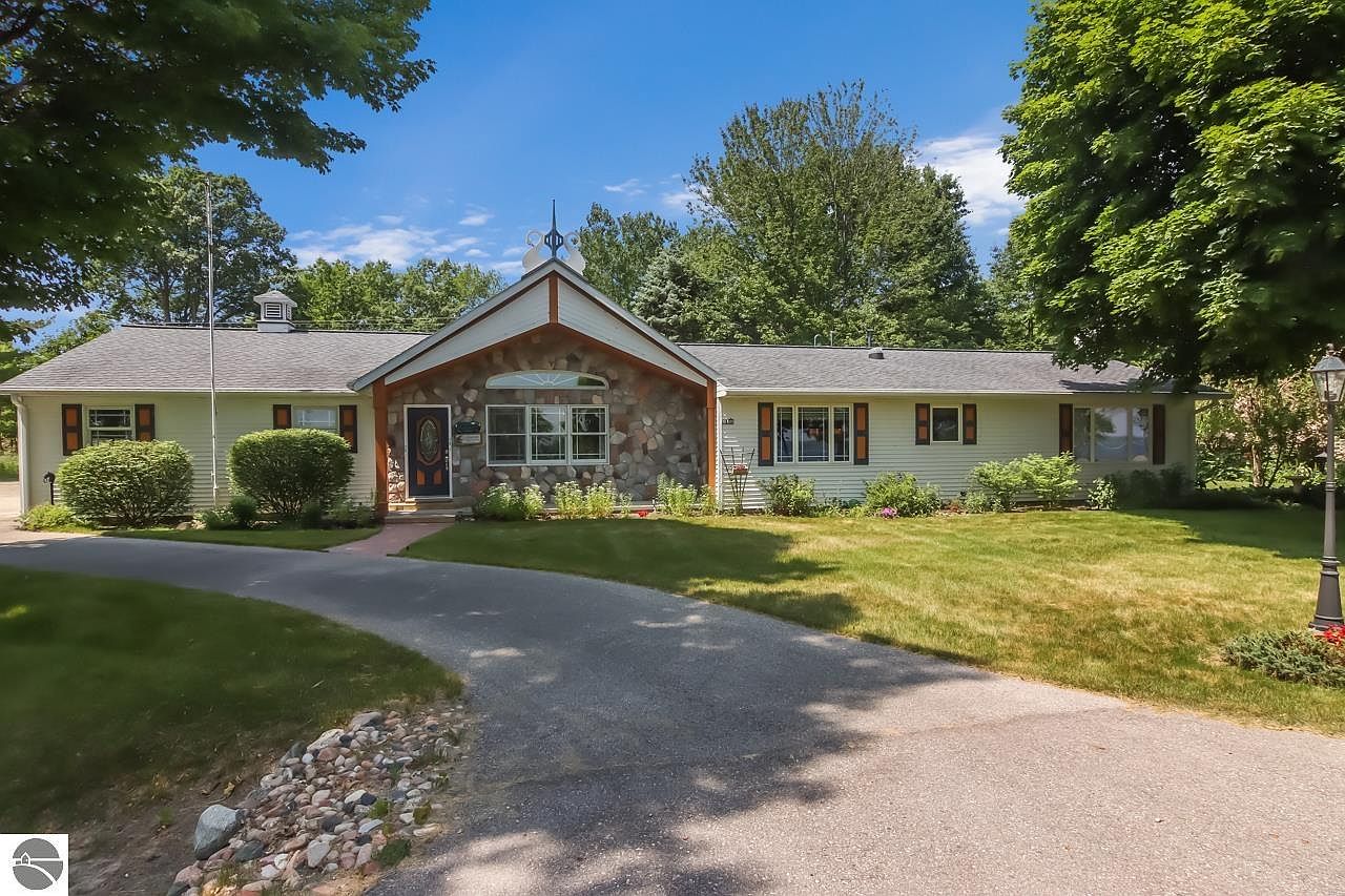 11537 Bluff Rd, Traverse City, MI 49686 Zillow