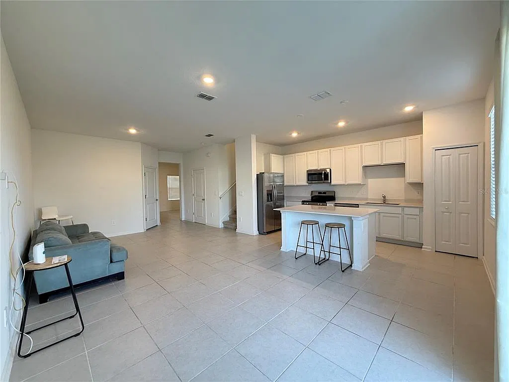 3 bed, 2.5 bath, 1689 sqft, $1,750 — Photo 2
