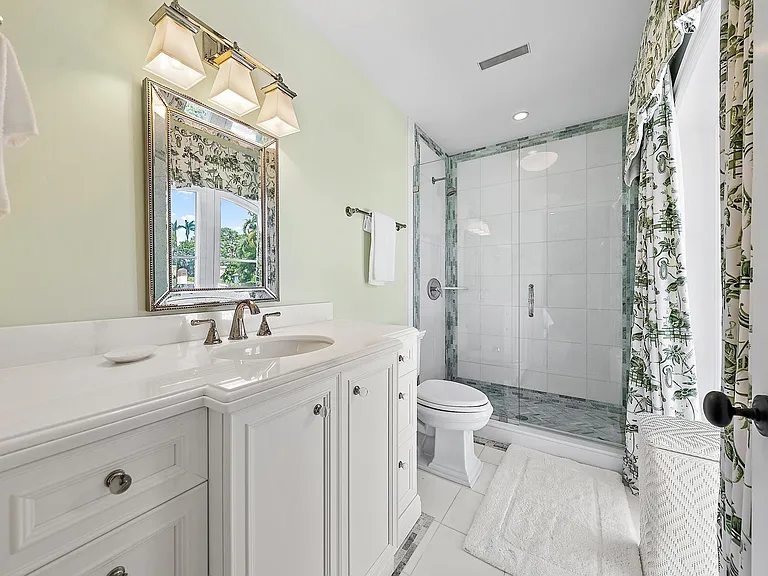 210 Emerald Ln — Photo 20