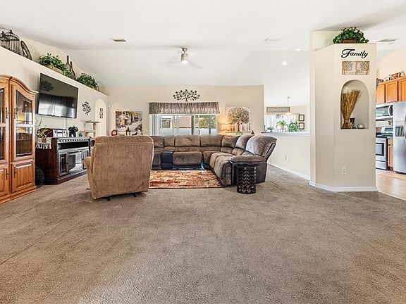 3rd image of 33 Royal Leaf Ln