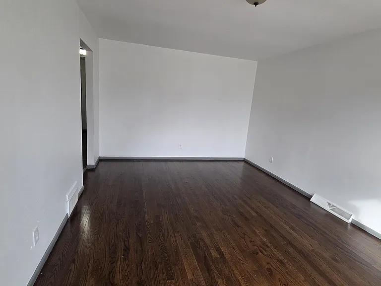 7402 W Thurston Ave — Photo 4