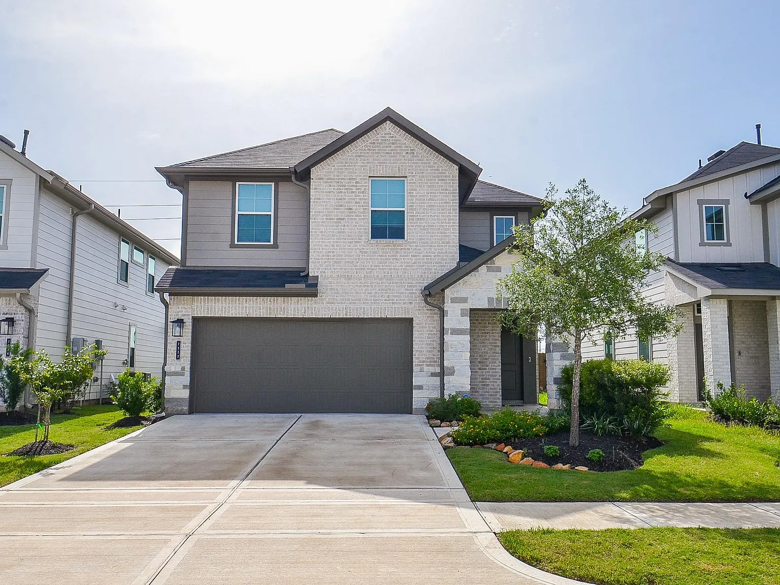 4 bed, 2.5 bath, 2158 sqft, $2,500 — Photo 2