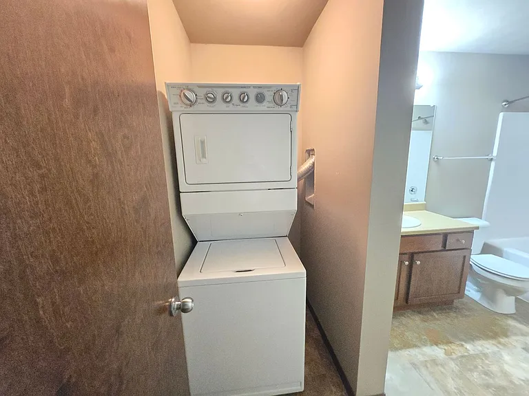PRAIRIE POINTE APARTMENTS — Photo 20