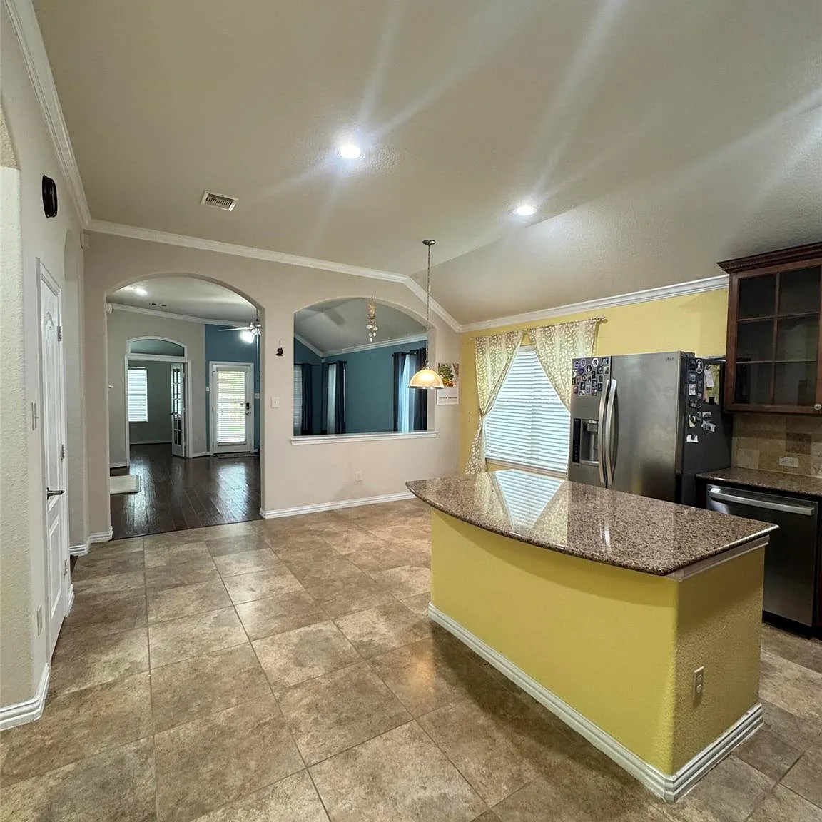 3 bed, 2.0 bath, 1989 sqft, $2,300 — Photo 3