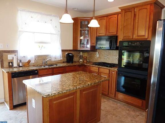5th image of 75 Saundra St