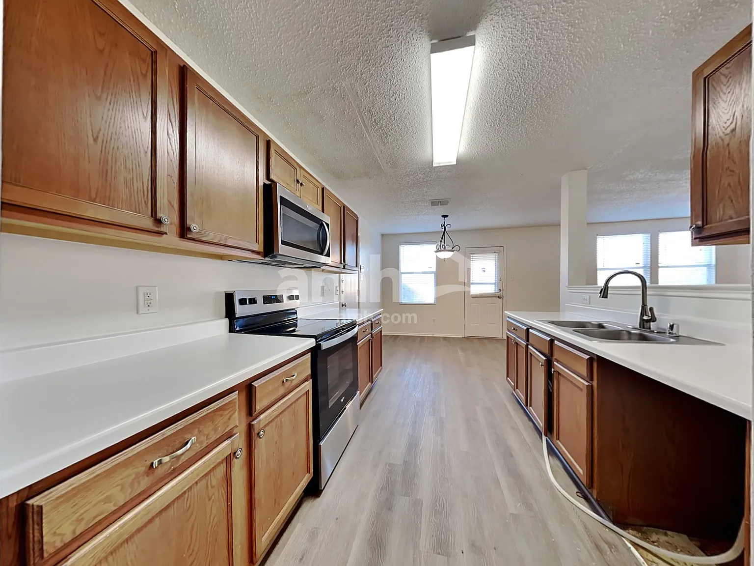 4 bed, 2.5 bath, 2330 sqft, $2,470 — Photo 4