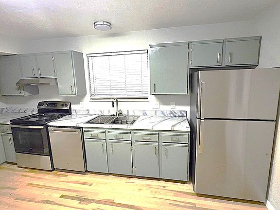 KITCHEN WITH NEW APPLIANCES