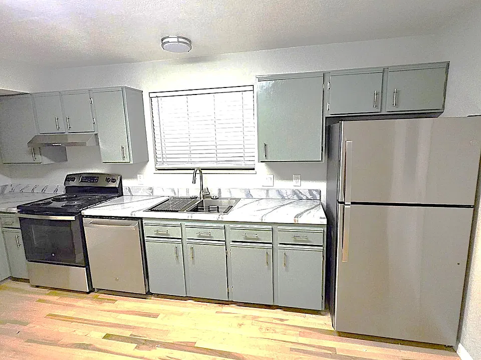 KITCHEN WITH NEW APPLIANCES