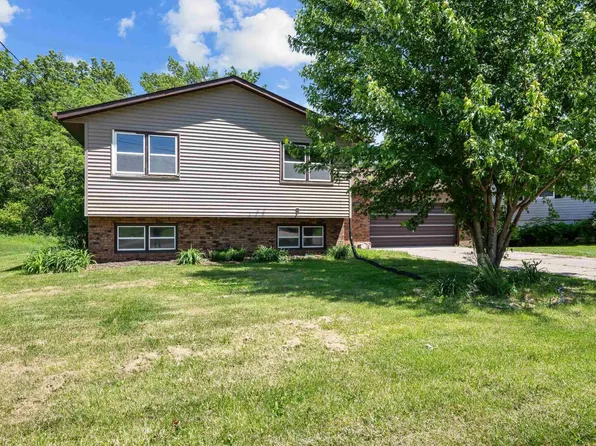 1823 Green Acres Dr, Muscatine, IA 52761