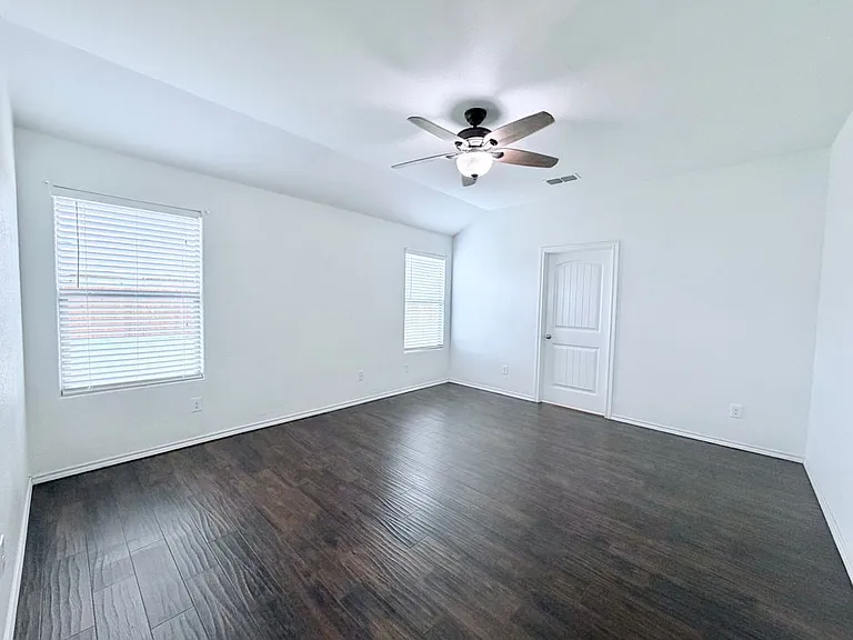 520 Cantebury Park Ln — Photo 13