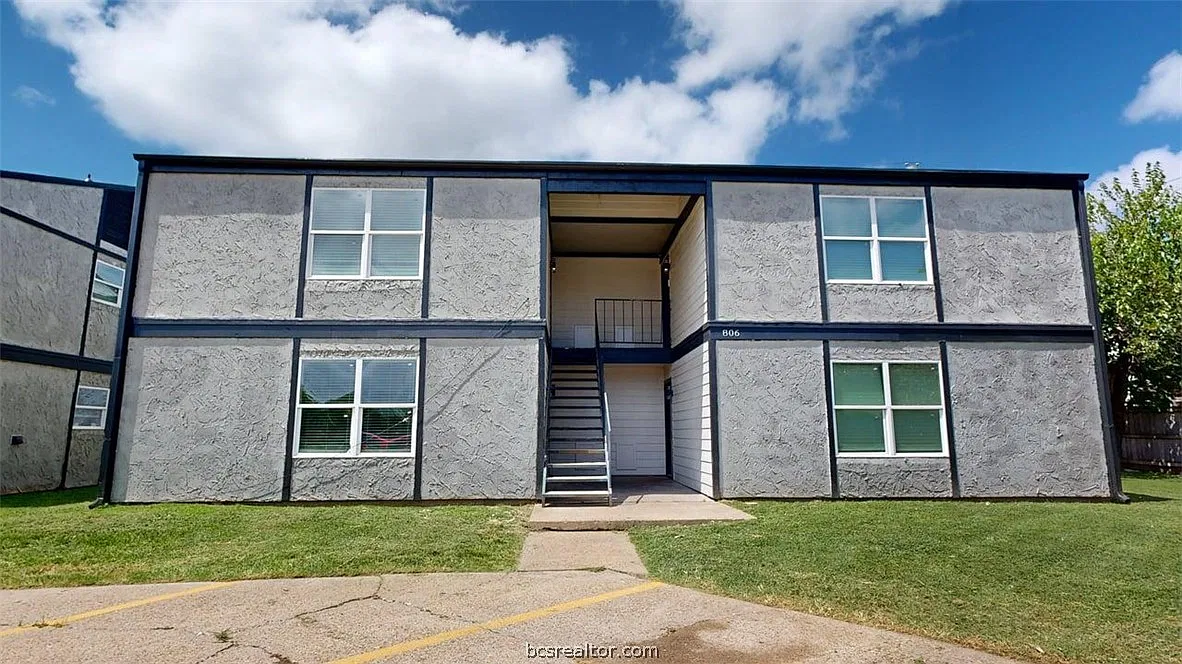 2 bed, 1.0 bath, 749 sqft, $895 — Photo 1