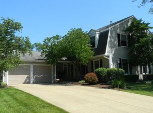 2S131 Stratford Rd, Glen Ellyn, IL 60137