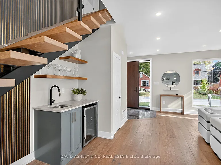 612 W Tweedsmuir Ave #MAIN — Photo 36