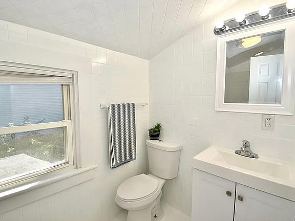 5th image of 980 Thomas Ave Floor 2