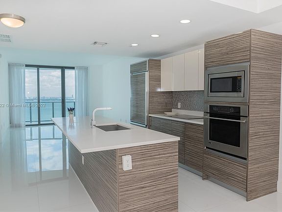 2nd image of 460 NE 28th St APT 2907