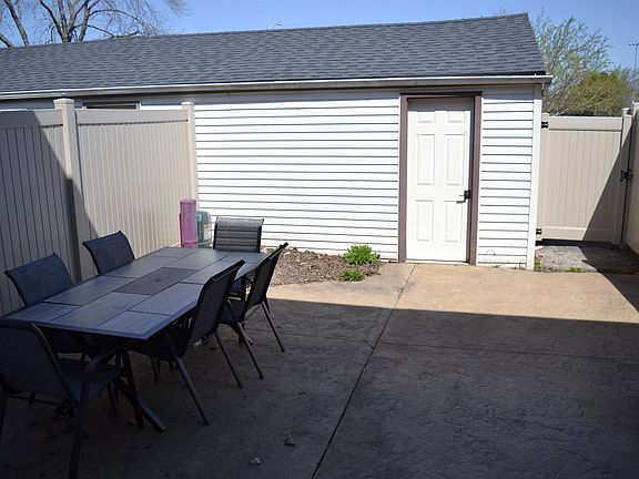 3rd image of 862 Castle Rd