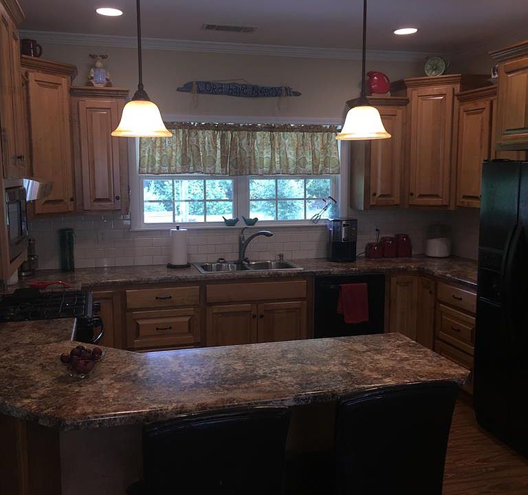 2nd image of 208 Willow Ln