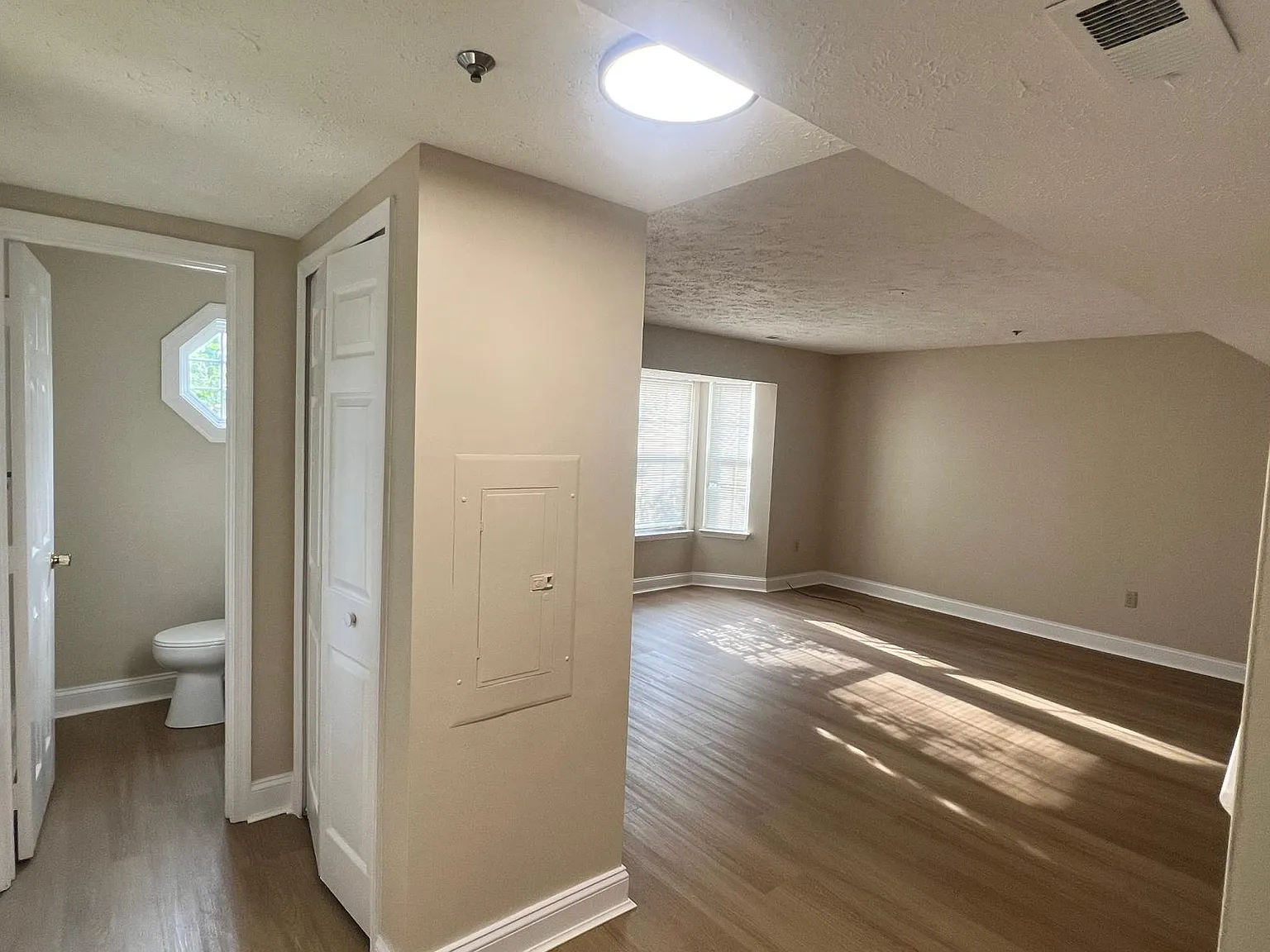 3 bed, 2.5 bath, 1464 sqft, $2,300 — Photo 2