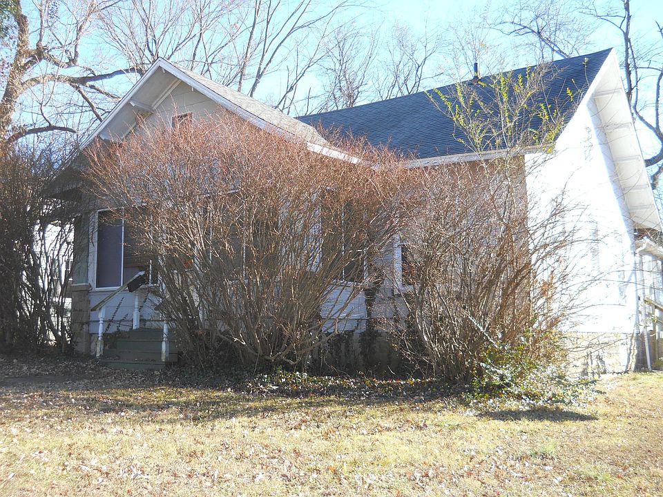 2nd image of 807 W Pecan St