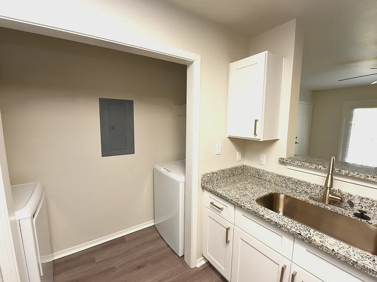 Keystone Crossing Apartment Homes — Photo 16