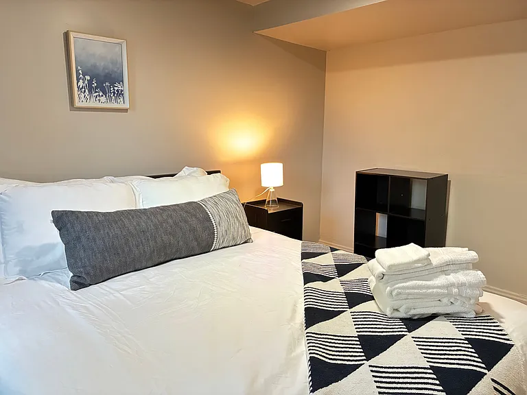 2 bed, 1.0 bath, 1024 sqft, $2,000 — Photo 52