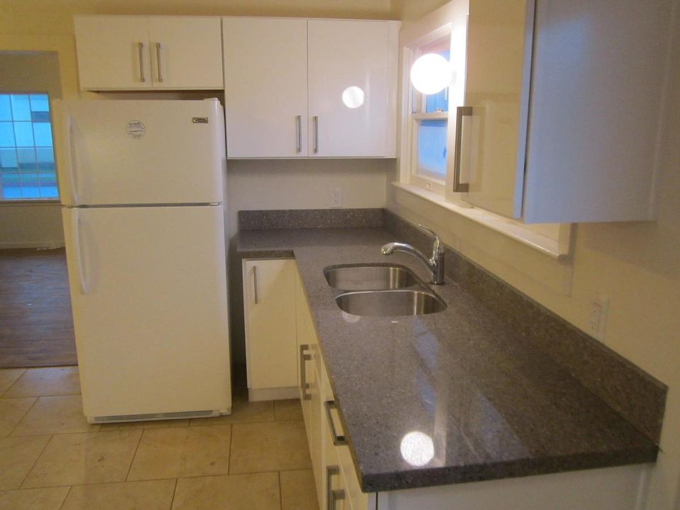 1st image of 206 N Miller St
