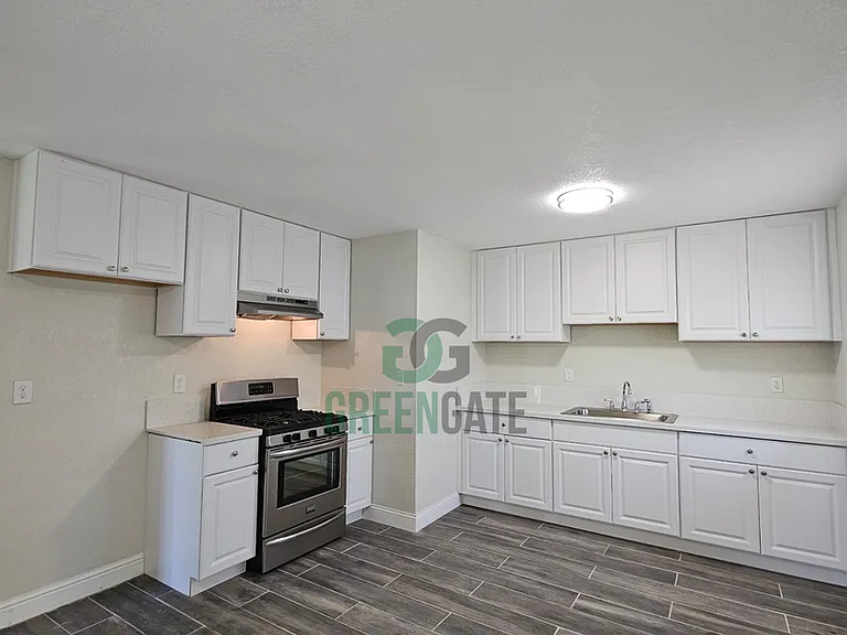 901 Valente Way — Photo 11