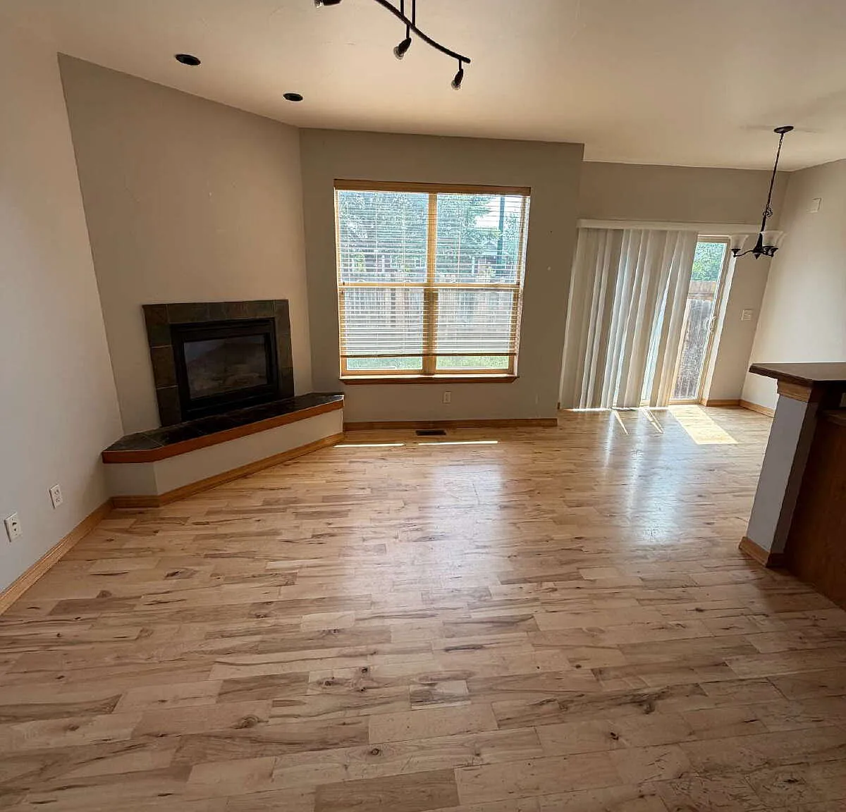 3 bed, 2.5 bath, $2,200 — Photo 2