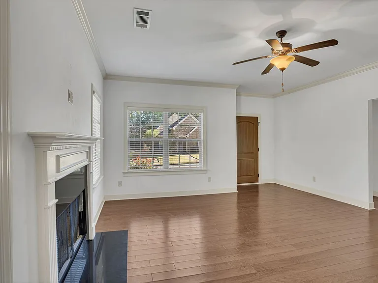 999 Starr Ct — Photo 3