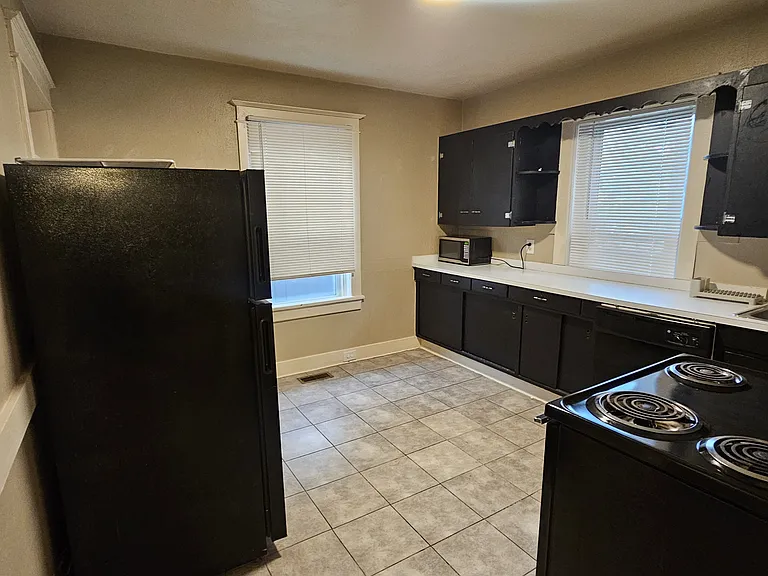 2840 Benton St — Photo 6
