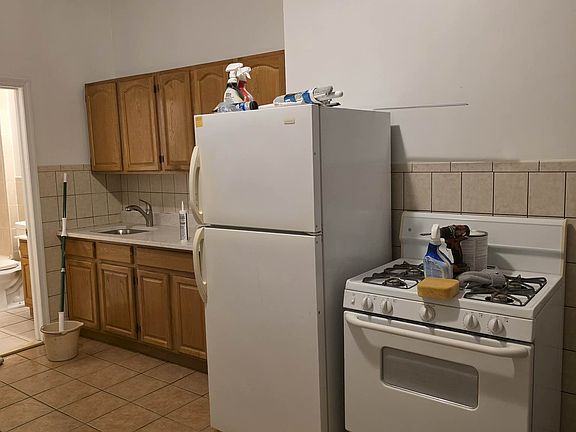 4th image of 160 Russell St APT 1L