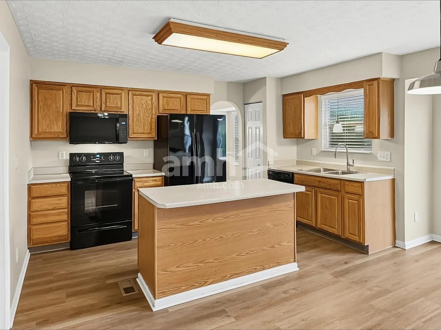 5 bed, 2.5 bath, 2595 sqft, $3,005 — Photo 3
