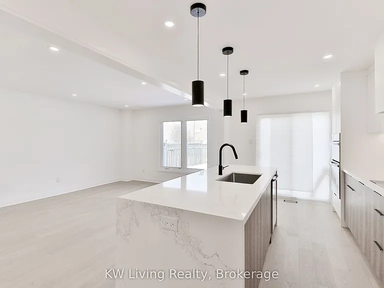 105 Chloe Cres — Photo 12