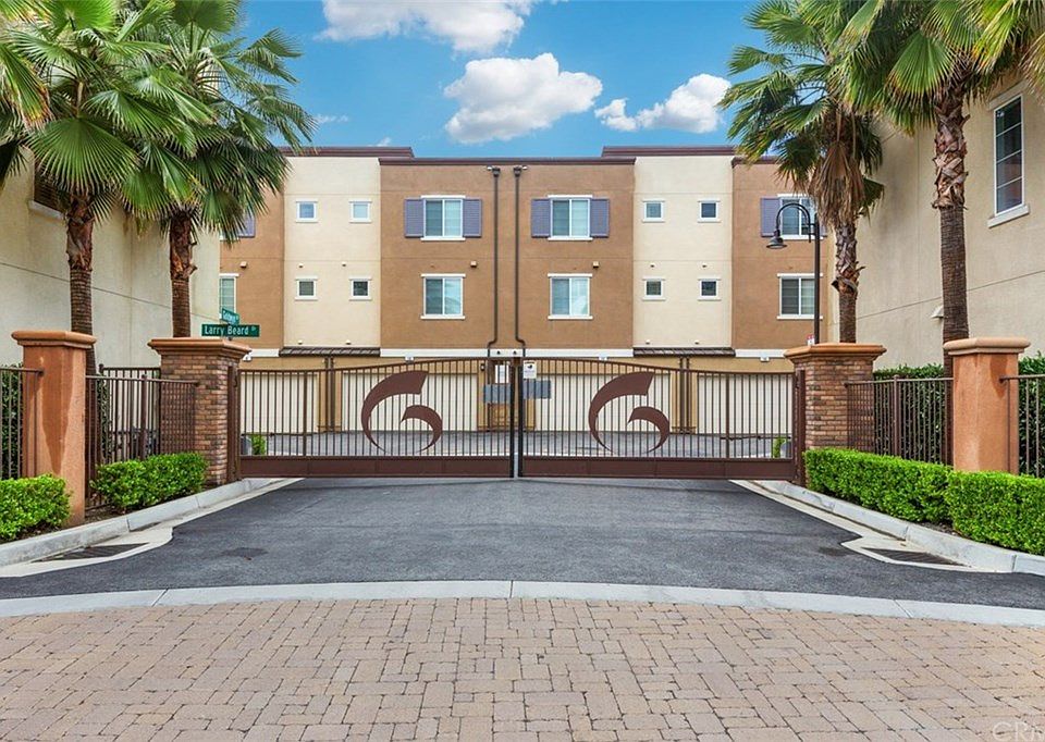 1st image of 32 Weiss Dr