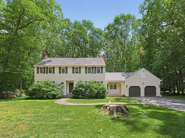 12 Carriage Dr — Photo 2