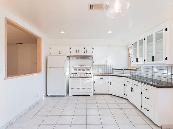 3rd image of 1745 N Mariposa Ave #F