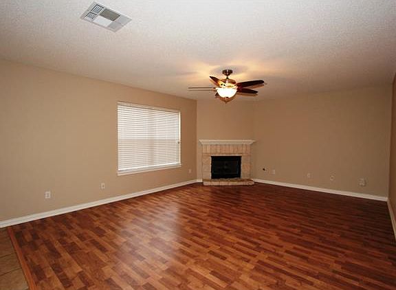 3rd image of 2001 Parksville Way