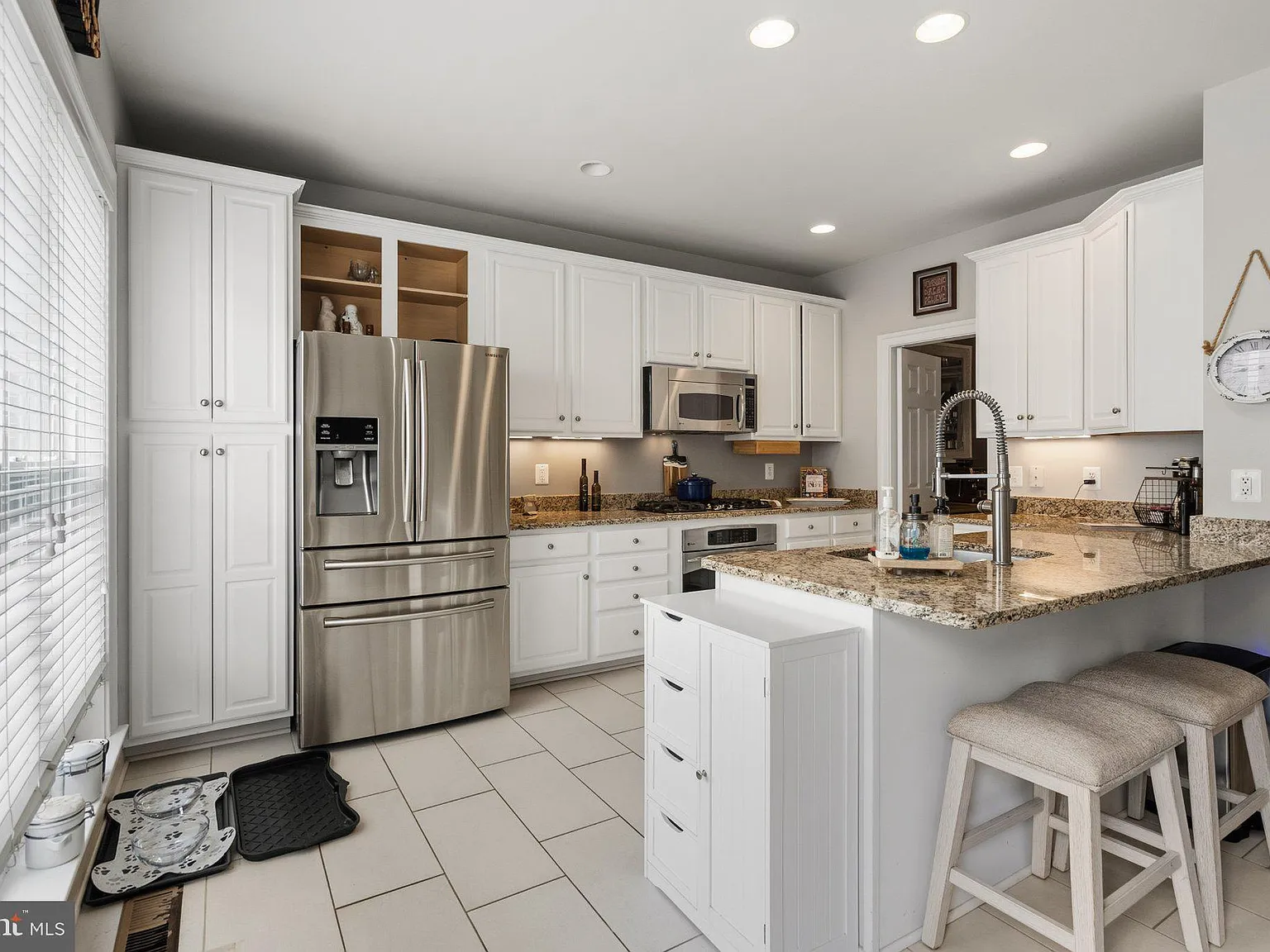 4 bed, 3.5 bath, 2048 sqft, $3,100 — Photo 4