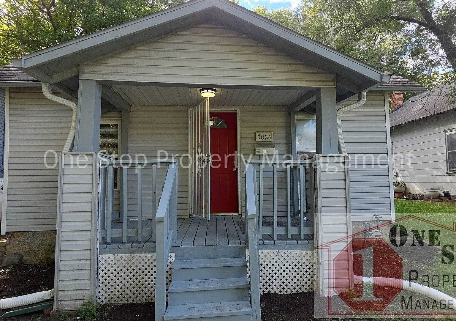 Cozy 1-Bedroom 1 1/2 bathroom Home in KCMO! — Photo 2
