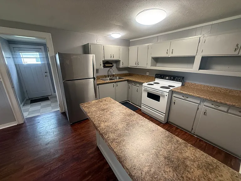 587 S Main St — Photo 7