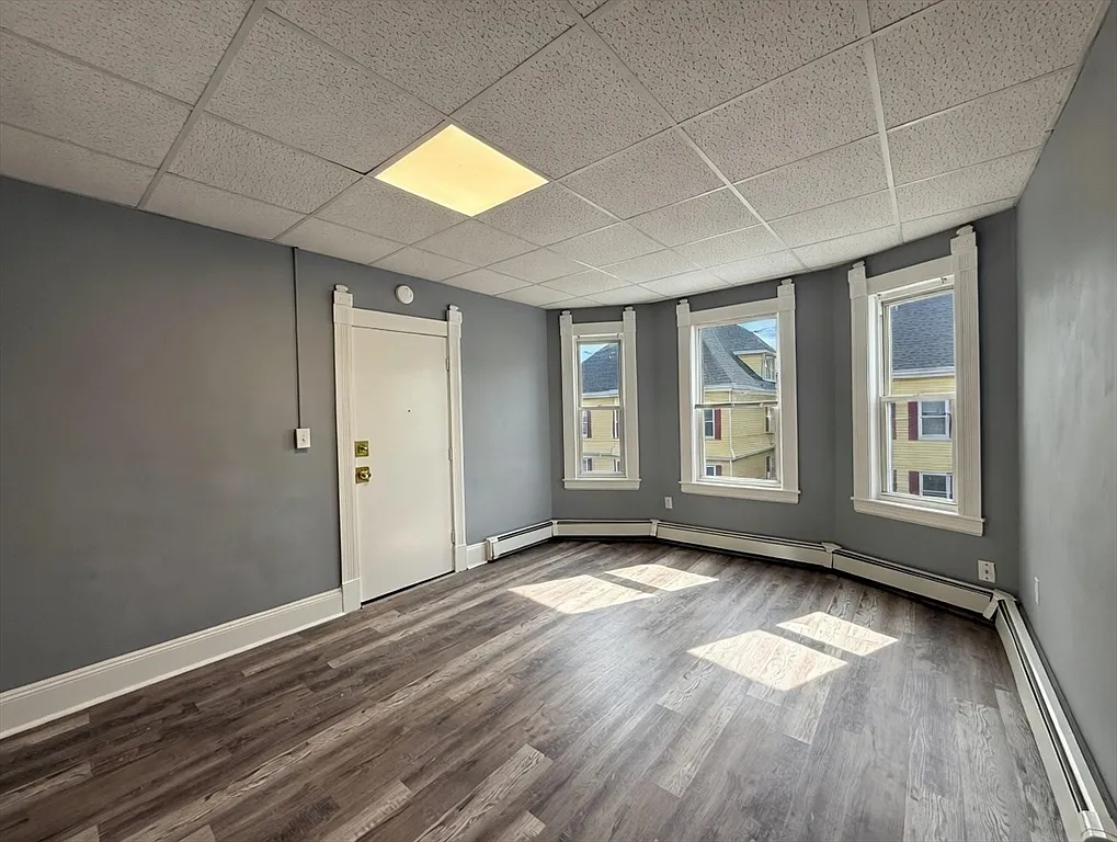 3 bed, 1.0 bath, 1000 sqft, $2,395 — Photo 2